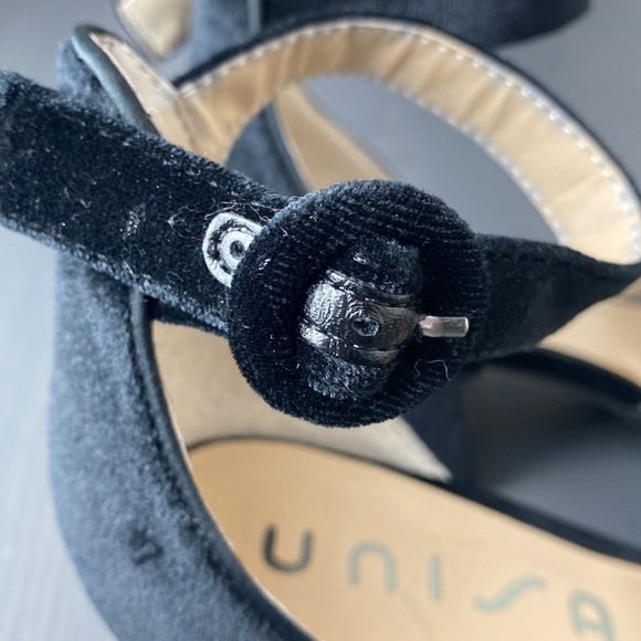 Unisa Round Toe Ankle Strap Velvet Black
Block Heel - Picture 6 of 7